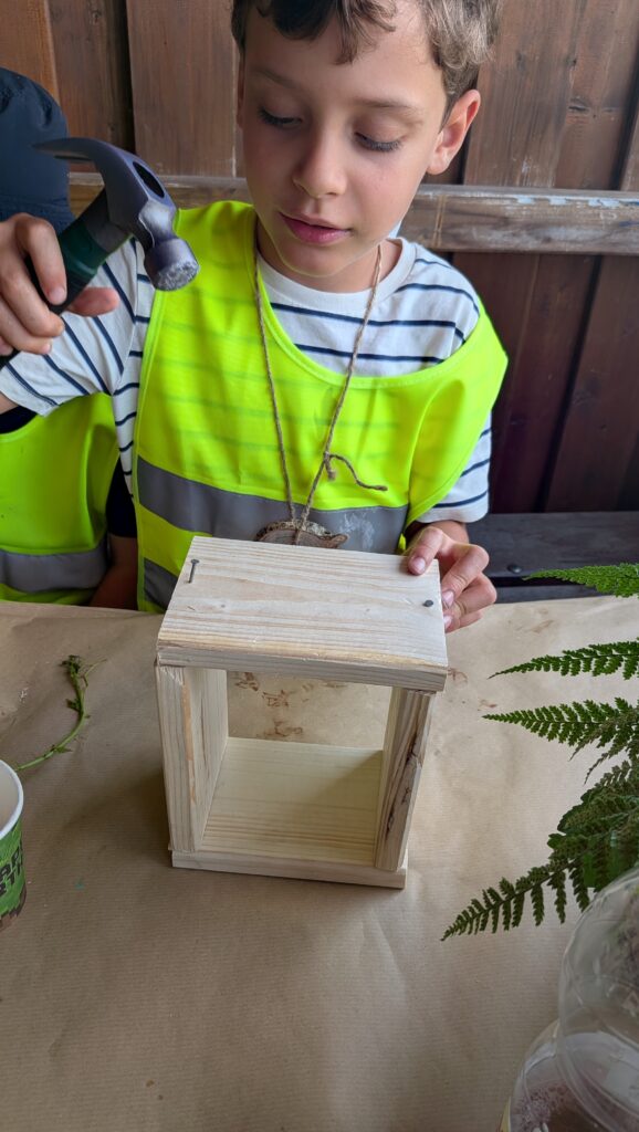 Kind beim Werken mit Holz in einem Naturworkshop in Wehrheim
