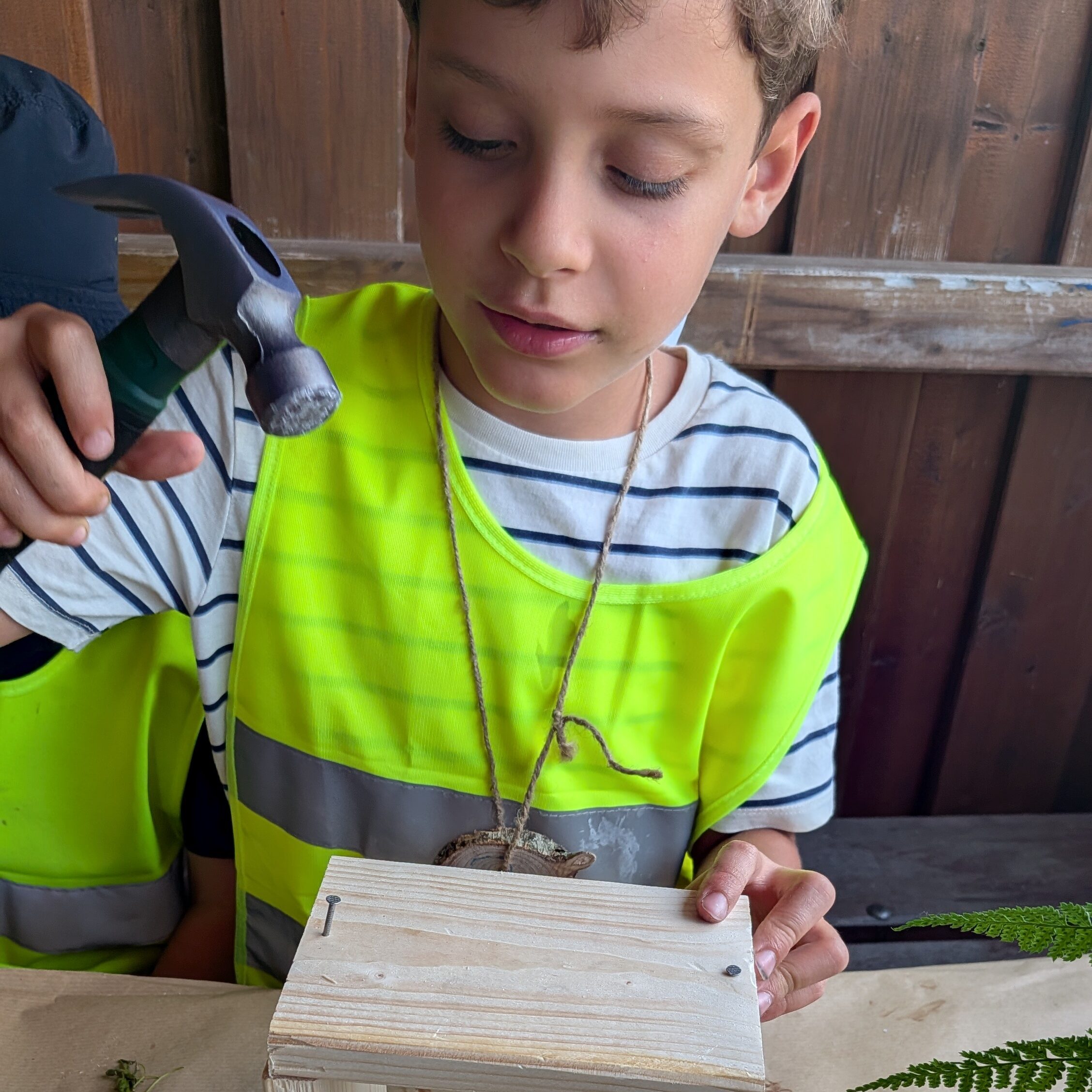 Kind beim Werken auf einem Kindergeburtstag im Taunus