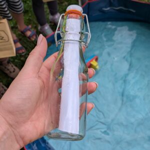 Natur-Experiment bei einer Schatzsuche für Kinder