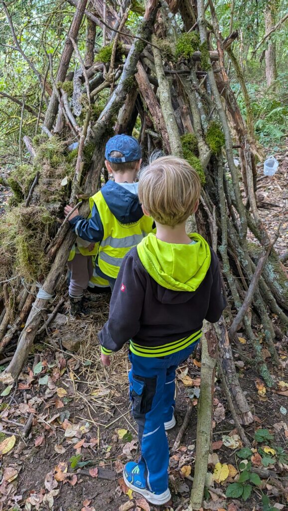 Kinder entdecken den Wald bei einem Naturabenteuer in Wehrheim