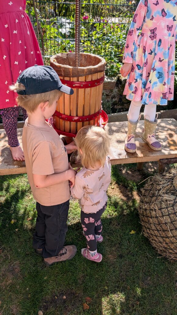 Kinder bei einem Naturworkshop im Taunus (Keltern)